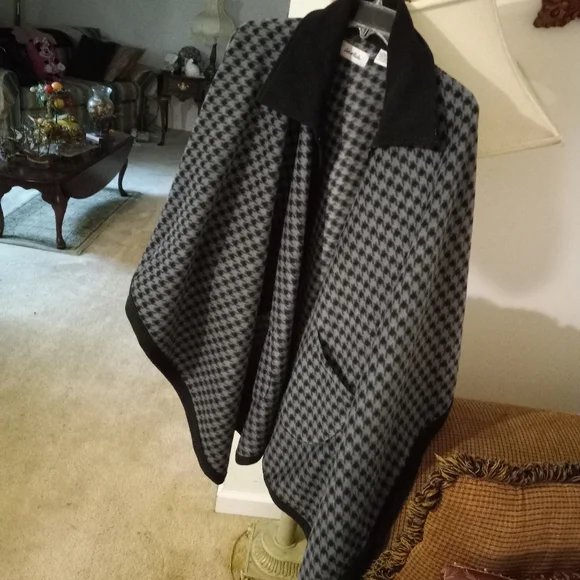 Winter Cape - Picture 1 of 2